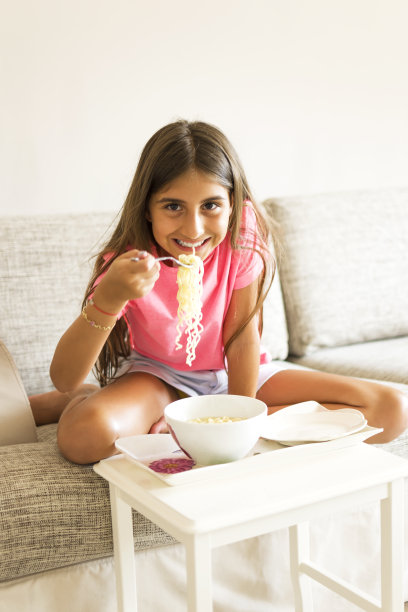 可爱的小女孩在吃面条图片下载