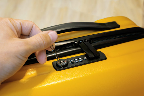 忘记密码或密码。一个男人用密码锁打开一个手提箱，手里拿着一个发夹。图片下载