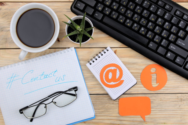 客户支持服务。请联系我们以获取反馈。桌面记事本和眼镜和各种反馈图标。俯视图图片下载