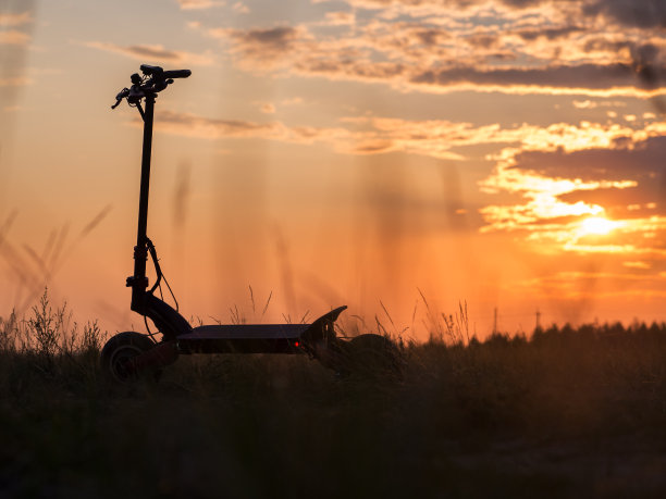 现代环保交通工具，日落时电动车照片剪影。选择性焦点拷贝空间图片下载