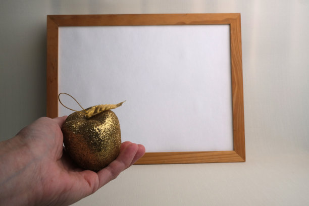 墙上有一张白纸。图片下载