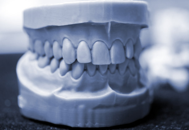 一个男人的上颚和下颚打印在3d打印机的光聚合物。图片下载