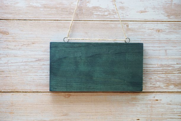 空木挂在木制背景上图片下载