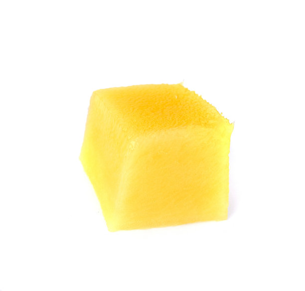 白色背景上孤立的新鲜芒果片图片下载