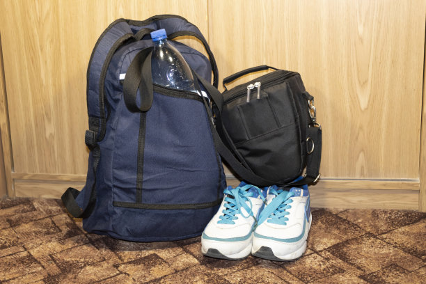 背包、运动鞋和相机。图片下载