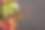 成熟的红和绿苹果在木盒子与新鲜果汁在生锈的背景图片下载