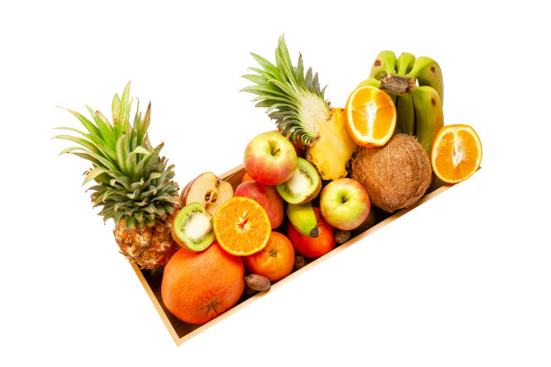 白色背景木制托盘中的新鲜异国水果合集。健康食品概念图片下载