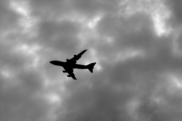 戏剧性的黑暗多云的天空图片下载