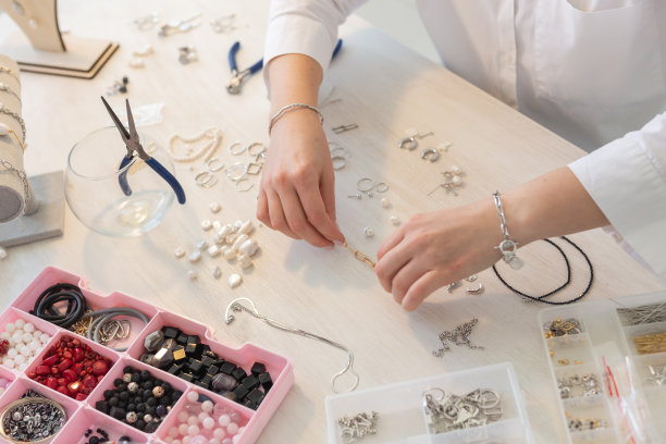 专业珠宝设计师制作手工珠宝工作室车间近距离。时尚，创意和手工的概念图片下载