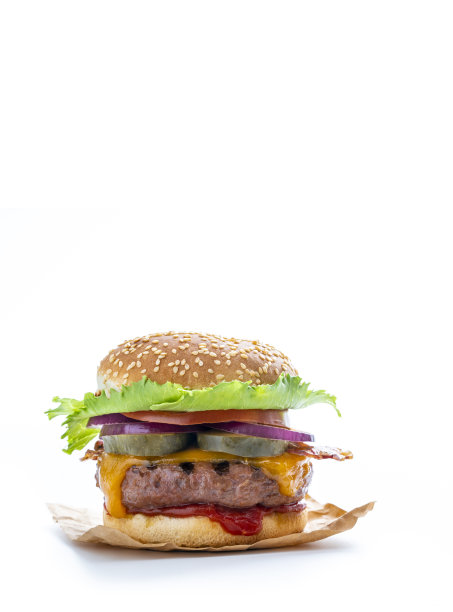 芝士汉堡汉堡用切达奶酪和培根，沙拉，洋葱，泡菜和番茄孤立的白色图片下载