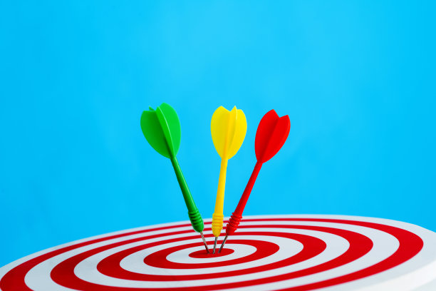 把箭射在圆靶的中心图片下载