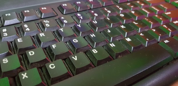 今天的千禧一代的个人卫生与家庭或办公室的电脑键盘有关图片下载