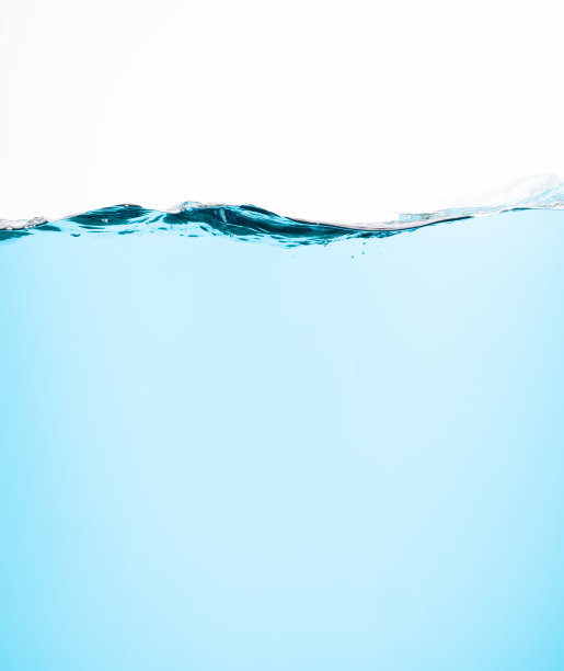 淡蓝色的水花与气泡波，孤立在白色的背景。在肖像取向图片下载