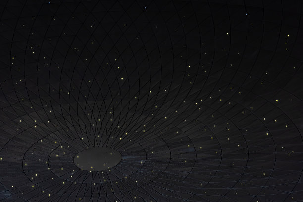 现代玻璃屋顶的金属结构图片下载