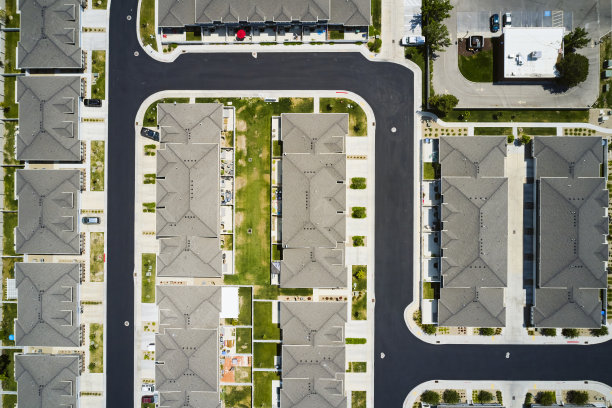 有新鲜人行道的美国郊区社区图片下载