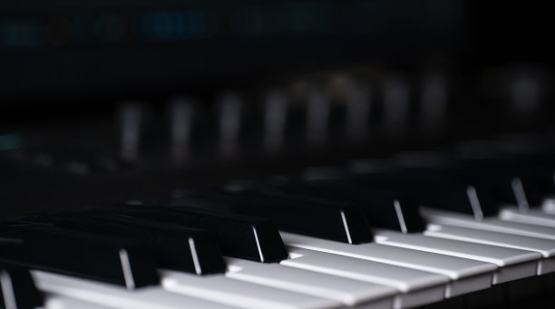 钢琴键白色和黑色图片下载