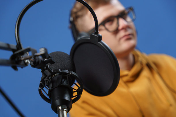 这是视频博主工作室里一个黑色专业音频麦克风的特写照片。图片下载