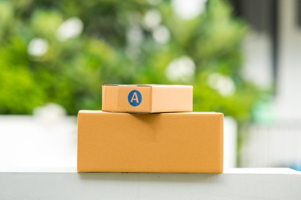 投递包裹的盒子放在家门口门口的栅栏垫上图片下载