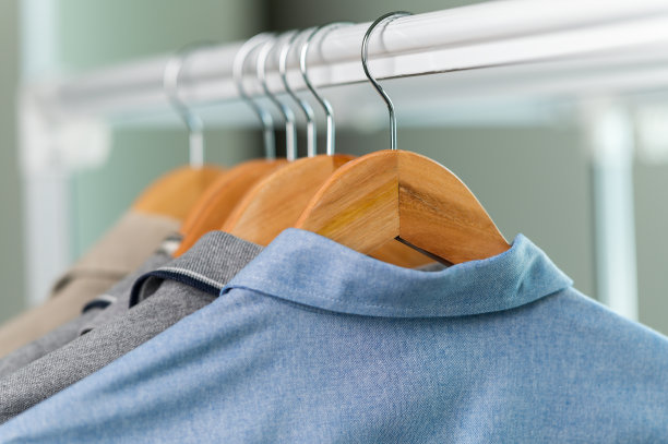 衣柜里的衣架上有衣服图片下载