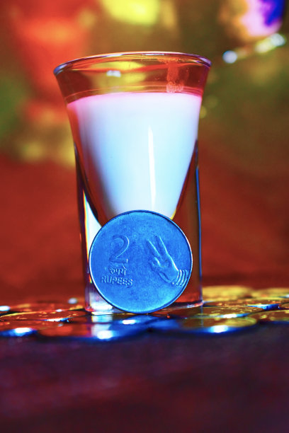 短裤玻璃前面有牛奶和硬币。图片下载