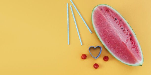 西瓜片与心形，薄荷叶和吸管为果汁在黄色。图片下载