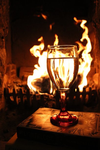 用酒杯生火图片下载