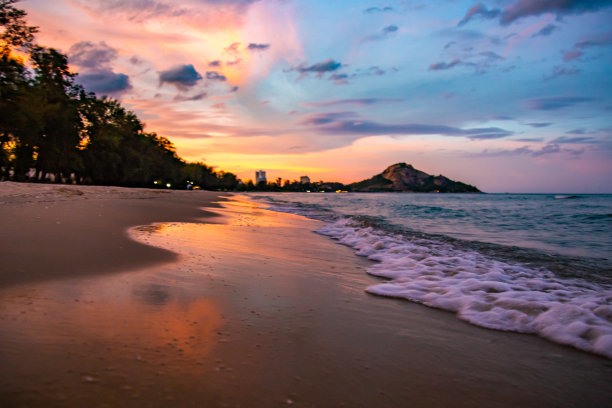 Suan Son Pradipat海滩日落在Prachuap Khiri汗，泰国图片下载