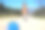 一个男孩在泥土路上追着一个球跑图片下载