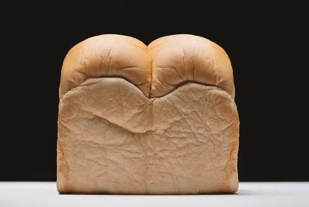 面包被放在黑色的背景上。图片下载