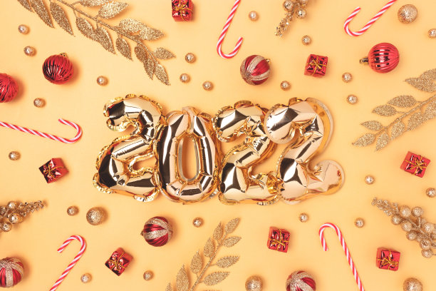 2022年的空中金色气球和圣诞装饰品。图片下载
