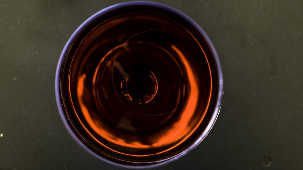 从上往下看是一杯红酒图片下载