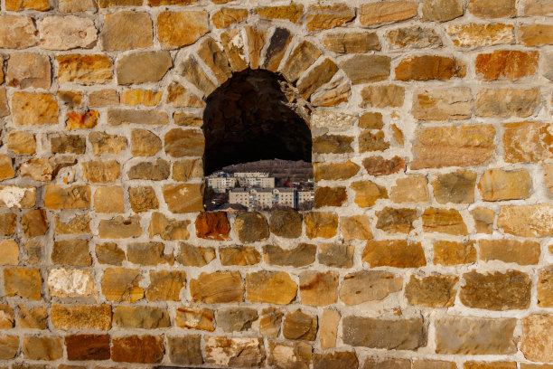 背景是一堵带孔的旧石墙图片下载