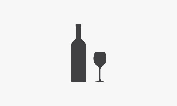 白色背景上的饮品瓶与葡萄酒杯图片下载