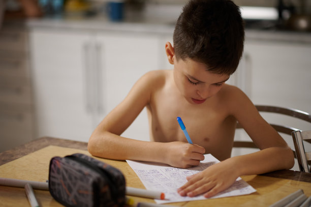 一个十几岁的男孩在一张白纸上画动漫图片下载