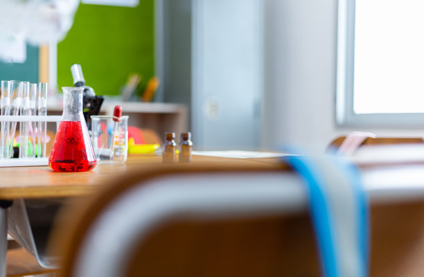 小学科学课堂与实验设备。图片下载