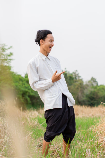 穿着白衬衫的年轻人站在球场上图片下载