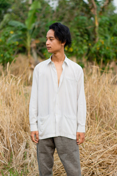 穿着白衬衫的年轻人站在球场上图片下载