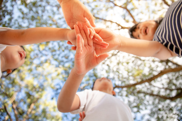 统一的概念。孩子们把手放在一起的底部视图图片下载