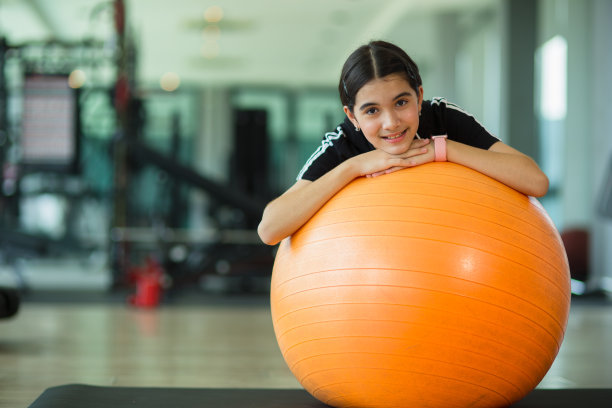 亚洲女孩与体操球图片下载