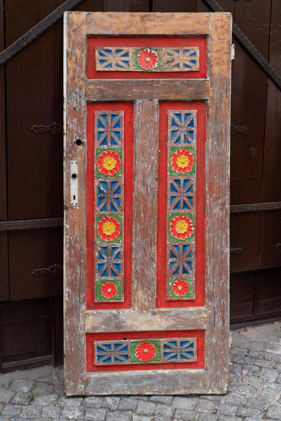传统雕刻的土耳其房屋门。图片下载
