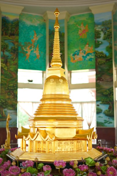 斯里兰卡风格的金塔复制品，供奉在一个粉红色的莲花内，供佛教徒前来崇拜。在佛冈寺图片下载