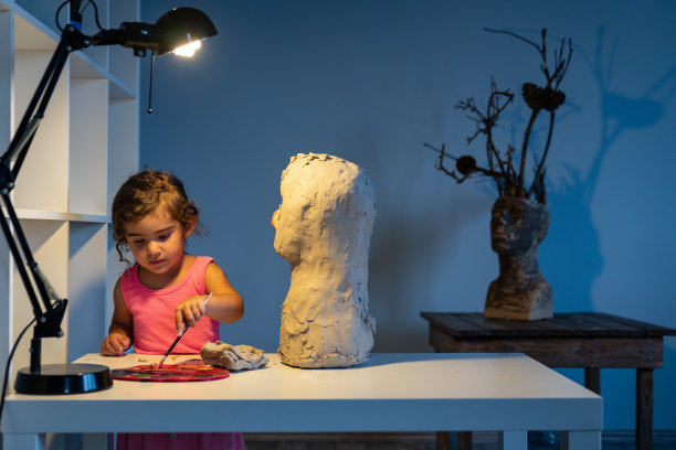 小学学龄前女孩制作泥塑图片下载