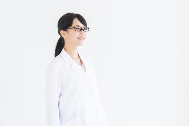 穿着白大褂的迷人亚洲女人图片下载