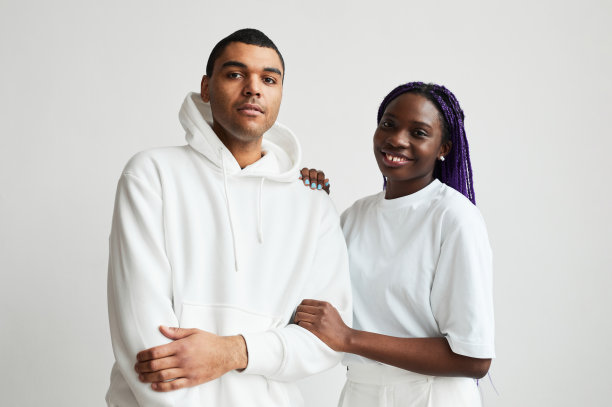 年轻夫妇在白色的最小图片下载