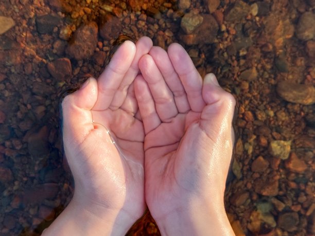 少量纯净的淡水与河底卵石相映成趣图片下载