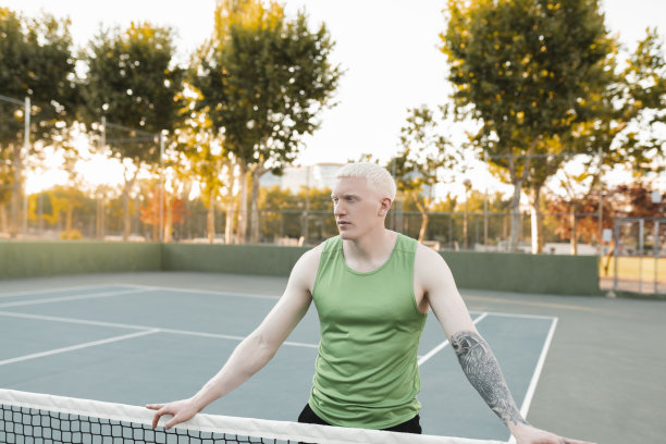 网球场上的白化金发运动员图片下载