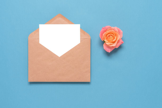 空白的卡模型在一个工艺信封上的蓝色纸的背景。婚礼文具最小模板。俯视图，平躺。图片下载