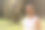 一个穿着白色背心的成年男子在公园里看向别处的特写图片下载