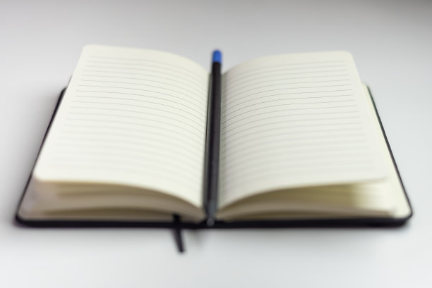 打开笔记本，白纸上有横线和铅笔图片下载