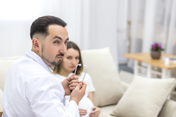 医生用听诊器检查孕妇的照片。图片下载